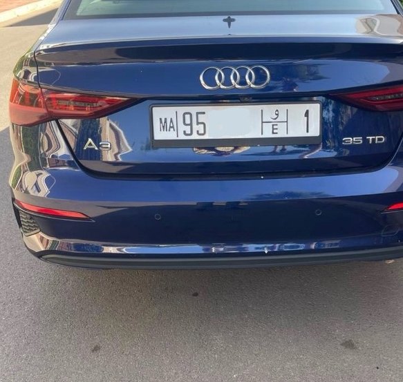 Pose d’une plaque unifiée MA à l’arrière d’une berline